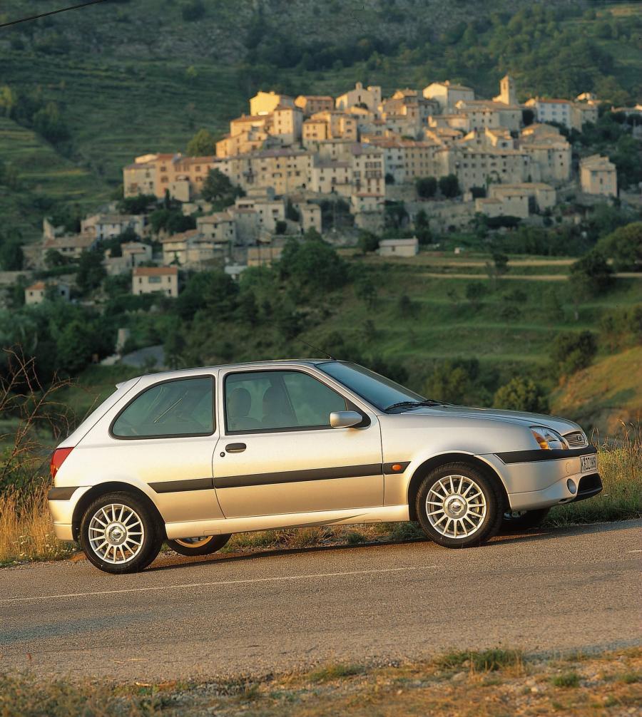  Ford Fiesta 2000 года  (фото 28 из 40)